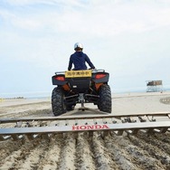 ホンダ独自開発の清掃用機材：サンドレーキ。ゴミをかき集める熊手