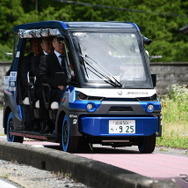 関係者を乗せて走る「奥永源寺けい流カー」