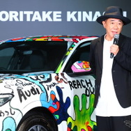 アウディ『Q5』新型のアートカーと木梨憲武氏
