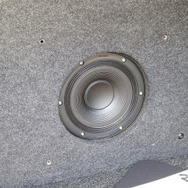 サブウーファーユニットにはパイオニアのTS-W10RSを2発チョイス。ステレオ再生で低音の立体感を表現した。