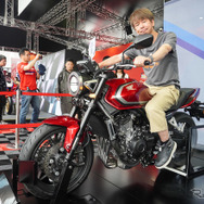 ホンダ CB400スーパーフォア 新型のエンジン始動＆Eクラッチ操作を体験（鈴鹿8耐2026）