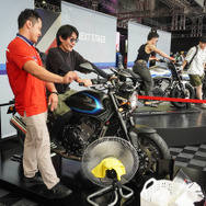 「鈴鹿8耐2026」ホンダブースで「Eクラッチ」体験ができた『CB400スーパーフォア』