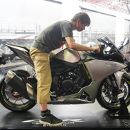 ホンダ CBR400Rフォア Eクラッチの足つきをチェック（鈴鹿8耐2026）