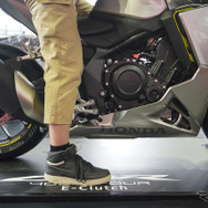 ホンダ CBR400Rフォア Eクラッチの足つきをチェック（鈴鹿8耐2026）