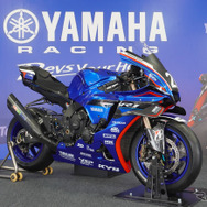 「鈴鹿8耐2026」ヤマハブースに展示されたヤマハチームのマシン