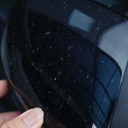 洗車を少しサボったら「白いウロコ汚れ」「黒い筋」などが残る…車の水アカを落とす正しい方法とは？　デメリットと注意点を知る
