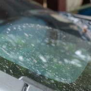 洗車を少しサボったら「白いウロコ汚れ」「黒い筋」などが残る…車の水アカを落とす正しい方法とは？　デメリットと注意点を知る