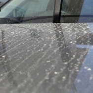 洗車を少しサボったら「白いウロコ汚れ」「黒い筋」などが残る…車の水アカを落とす正しい方法とは？　デメリットと注意点を知る