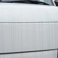 洗車を少しサボったら「白いウロコ汚れ」「黒い筋」などが残る…車の水アカを落とす正しい方法とは？　デメリットと注意点を知る