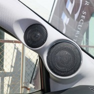 フロントスピーカーに選んだのはモレルのイレイトカーボンPRO 63A。ツイーター／ミッドレンジはAピラーを加工して納める。
