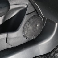 ドアの純正スピーカーグリル周辺を加工してアウターバッフル化。ドア形状や純正ラインを損なわないスマートなデザインとした。