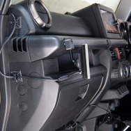 『ジムニー』シリーズ向け5インチモニター専用スタンド「SSM-ST04」装着イメージ