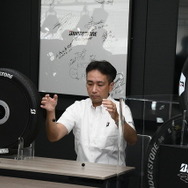 向かって右がレース用タイヤのゴムを使ったスーパーボール、左が市販用タイヤのゴム製