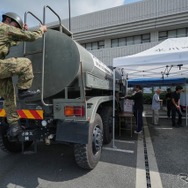 自衛隊の給水車（熊本県氷川町、7月30日）