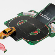 つくローセットには「GAZOO Racingコラボ限定BOX」が付属。展開するとコースに