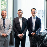 左から、オートグローバルコシダ外山和也社長、MV Agusta Motor S.p.A. Maximilian Cole氏、コシダテック欧州営業部 高原成明部長