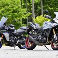 ヤマハ トレーサー9 GT＋ Y-AMT（左）とスズキ GSX-S1000GX（右）