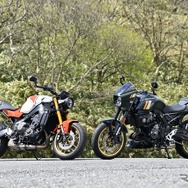 ヤマハ XSR900（左）とスズキ GSX-8TT（右）