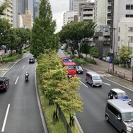 一般道路で、中央分離帯や車両通行帯がある例：法定速度60km/h