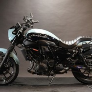 エリミネーターが持つ流れるようなラインフォルムに沿ったデザインの「GOODSEAT “COBRA” for ELIMINATOR/SE」