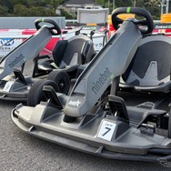 サーキットでカートを運転
