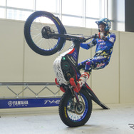 電動トライアルバイクによるデモンストレーションを披露したヤマハライダーの氏川政哉選手