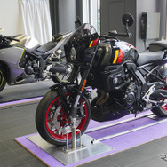 スズキ GSX-8TTとホンダ CBR400R FOUR