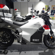 警視庁が展示した白バイ仕様のホンダ WN7