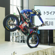 電動トライアルバイクによるデモンストレーションを披露したヤマハライダーの氏川政哉選手