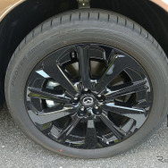 235/50R20のタイヤサイズは全グレード共通。写真はマイルドハイブリッドのトーヨー「プロクセススポーツ」
