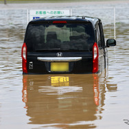 千葉県の豪雨で冠水した車両