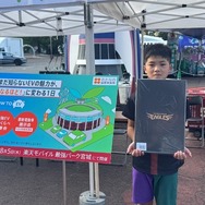 抽選会で選手直筆サイン入りユニフォームを当てた岡崎優絆（ゆなひ）君。小学生の優絆君が免許を取る頃にはどんなクルマを比較するのか