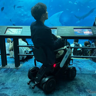 免許不要の近距離モビリティ「WHILL」を沖縄美ら海水族館に導入