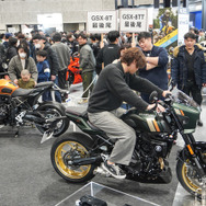 写真は大阪モーターサイクルショー2026のスズキブース