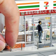 逆U字型のポールを動かしてドアを開閉　(C) TOMY