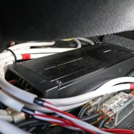 助手席のシート下中ほどにはサブウーファー用のパワーアンプであるカロッツェリアPRS-D700をインストールする。
