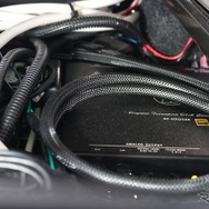 シート下にはオーディオテクニカのDACであるAT-HRD500も収められている。こちらも空いたスペースをうまく活用した取り付け。
