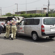 必ず一輪にはゴージャッキを装着しないでおく。逸走しないため。ゴージャッキのない車輪を中心に車両を回転させる（2026年地震防災訓練）
