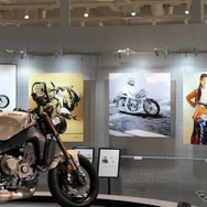 「イラストレーターが描く YAMAHAバイクのあるスタイル展」がYamaha E-Ride Baseで開催