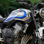 ホンダ CB400 SUPER FOUR E-Clutch（ウルフシルバーメタリック）