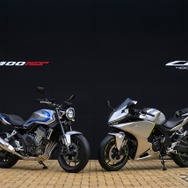 ホンダ CB400 SUPER FOUR E-Clutch（左）とCBR400R FOUR E-Clutch（右）