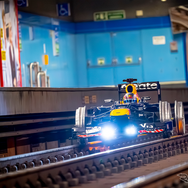 レッドブルRB8がマドリード地下鉄の線路を初走行