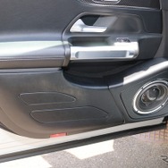 スピーカーの能力をフルに発揮させるためにエンクロージャー構造にしているのもこのクルマの見どころ。