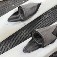 3Dプリンターで作ったパーツと車両の内張などをドッキングさせる作業。ぴたりとフィットするので接着作業がメインになる。