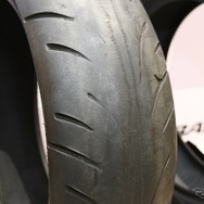 センター部分が摩耗し、限界に達しているバイク用のタイヤ
