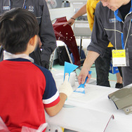 子どもたちが「当て板」で鈑金体験！ “本物”の道具や車両でチャレンジする姿にプロたちも熱視線…未来のクルマ社会を支える人材育成と、現場のプロの誇りを伝える二日間【ジュニアメカニック2026＠福岡】