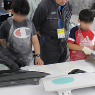 子どもたちが「当て板」で鈑金体験！ “本物”の道具や車両でチャレンジする姿にプロたちも熱視線…未来のクルマ社会を支える人材育成と、現場のプロの誇りを伝える二日間【ジュニアメカニック2026＠福岡】