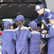 子どもたちが「当て板」で鈑金体験！ “本物”の道具や車両でチャレンジする姿にプロたちも熱視線…未来のクルマ社会を支える人材育成と、現場のプロの誇りを伝える二日間【ジュニアメカニック2026＠福岡】
