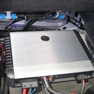 サブウーファー用のパワーアンプとして用意したのがJLオーディオのHD750/1。同じくJLオーディオのサブウーファーを駆動する。