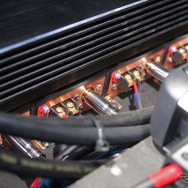 アンプラックの下層を見るとビーウィズのモノラルアンプであるP-100Rがインストールされているのが見える。